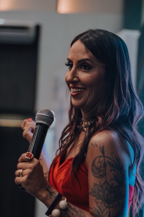 Maria Fernanda Torrano com microfone